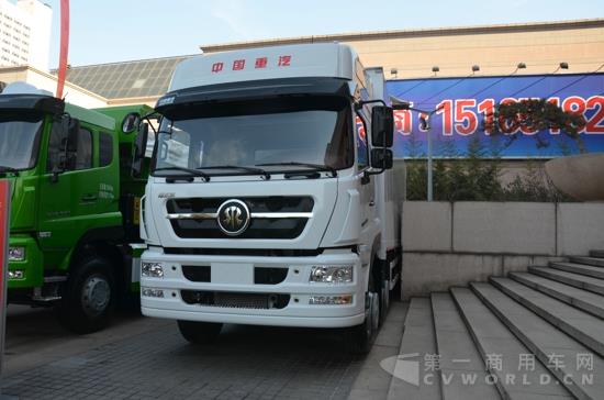 新斯太尔DM5G 6×2厢式车 (1).jpg