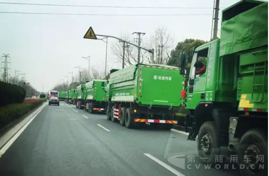 提车回家的路上，高大上的红岩渣土车吸引了不少人的注意力.png