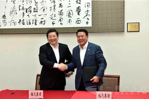 徐和谊董事长和黄莼总经理签字仪式后热烈握手.png