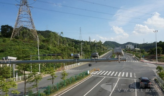 自行称重检测设施正式投入，只要车子开过去，“电子警察”就能及时称重，辨别驾驶员是否超载改装。.png