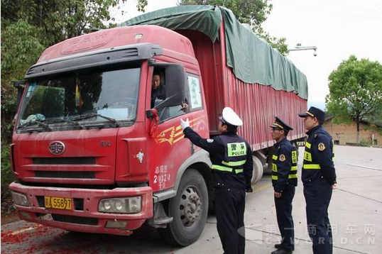 自行称重检测设施正式投入，只要车子开过去，“电子警察”就能及时称重，辨别驾驶员是否超载改装。2.png