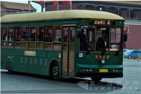载满乘客的银隆纯电动公交车.jpg
