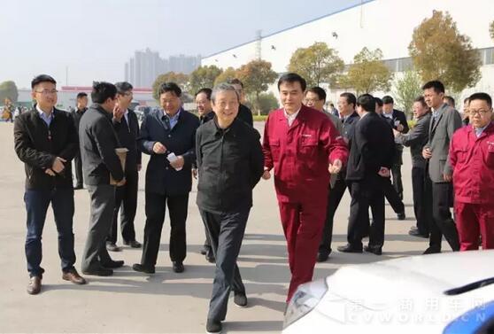 中共中央政治局委员、国务院副总理马凯调研江淮汽车5.jpg
