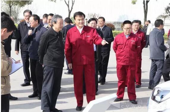 中共中央政治局委员、国务院副总理马凯调研江淮汽车7.jpg