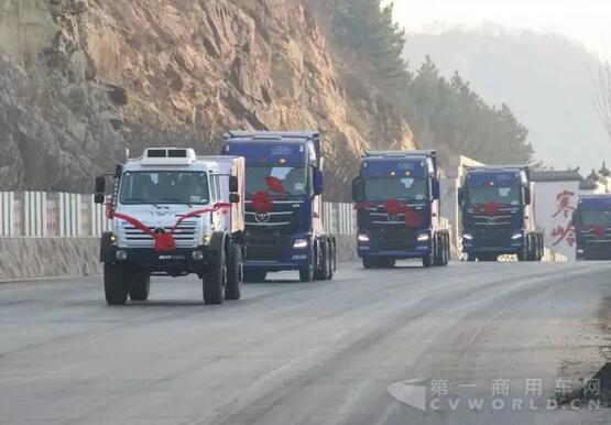 前奔驰后欧曼，这样的迎亲队伍才拉风.jpg