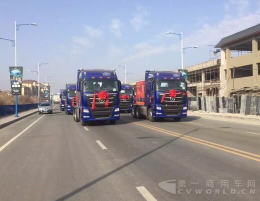 前奔驰后欧曼，这样的迎亲队伍才拉风2.jpg