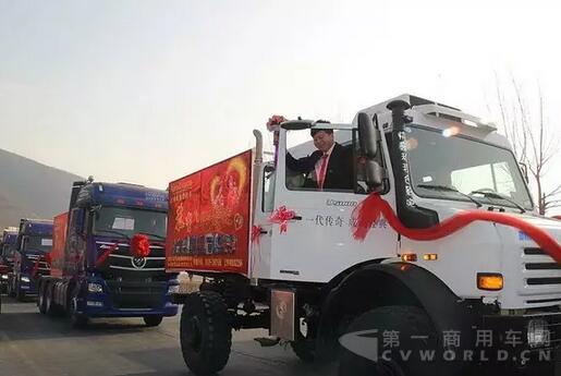 新郎乘坐乌尼莫克准备启程迎亲.jpg