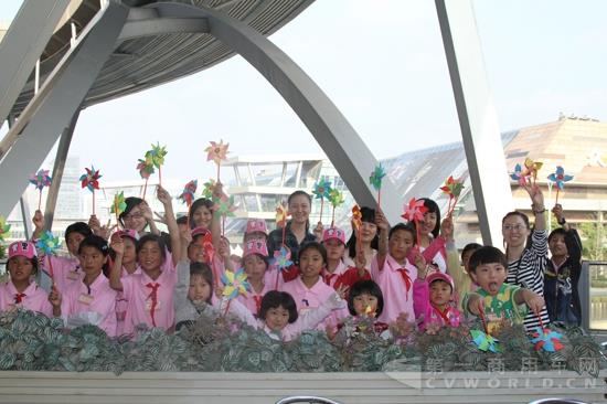 海格希望小学学生们走出大山，畅游世博园.jpg