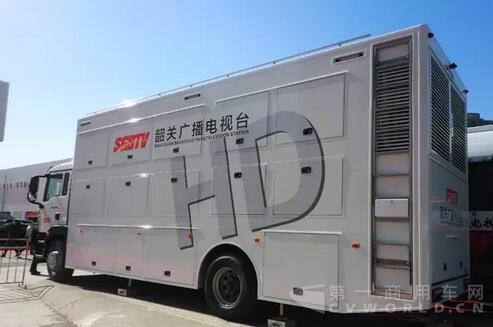 航天新长征与重汽强强结合 汕德卡底盘改装转播车惊艳亮相2.jpg
