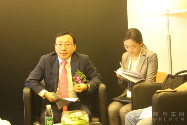 四川现代汽车有限公司总经理辛明基 接受记者采访.jpg