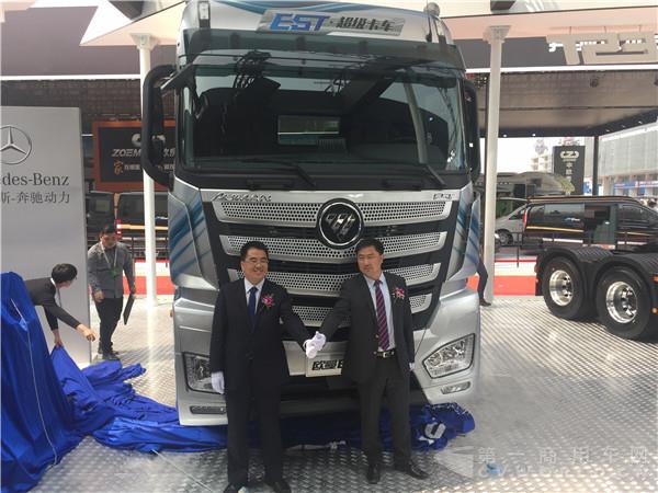 搭载康明斯ISG动力的欧曼6×2超级卡车揭幕.jpg