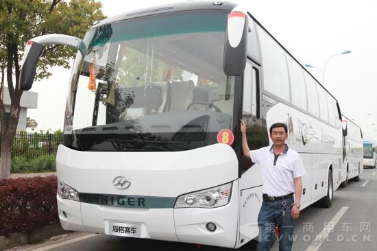 敦煌旅汽车队队长李晴晶与海格客车合影.jpg