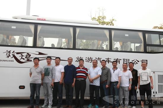 敦煌旅汽车队与海格客车合影.jpg