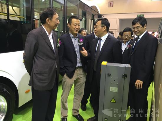 中国汽车工业协会领导在海格客车展位前问询.jpg
