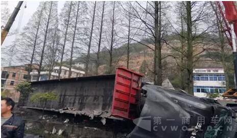 撞断13颗树的生死瞬间，联合卡车保护了我！.jpg