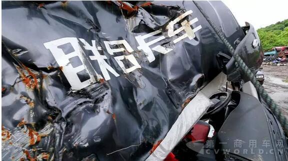 撞断13颗树的生死瞬间，联合卡车保护了我！3.jpg