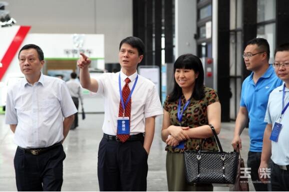 古堂生向玉林市副市长周艳萍（前左三）介绍玉柴展馆.jpg