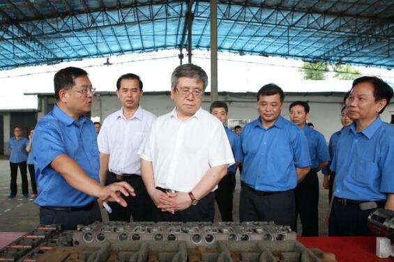 玉林市委书记王凯参观工厂.jpg