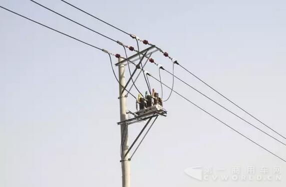 在高压电线下边，严禁向油罐车内加注燃料.jpg