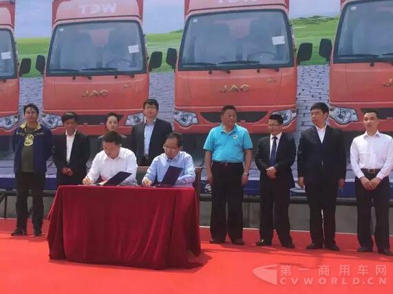 东虹公司常务副总经理王爱东与胎大王董事长朱云成签署500台战略合作协议，突破性大单落地开花！.jpg