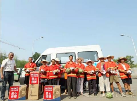2013年三环元通关爱环卫工送清凉.jpg