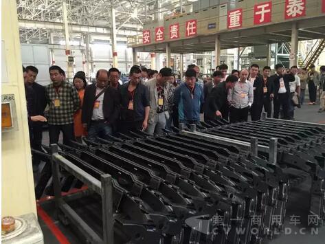 大运重卡迎来全国工程车客户团体参观工厂2.jpg