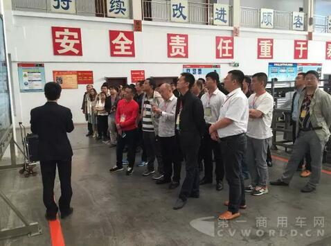 大运重卡迎来全国工程车客户团体参观工厂3.jpg