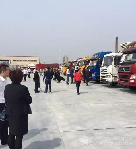 大运重卡迎来全国工程车客户团体参观工厂4.jpg