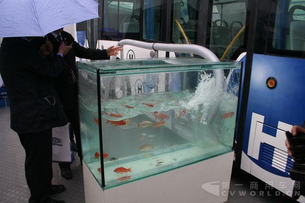 2008年4月北京国际车展，福田汽车与清华大学、亿华通共同研发的氢燃料电动客车用“尾气养鱼”向公众展示了其零污染、零排放的特点1.jpg