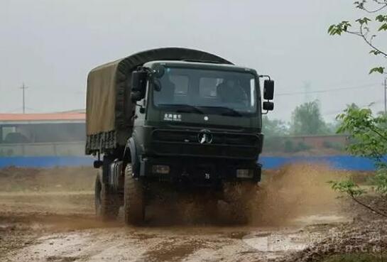 重型卡车雨中“漂移”.jpg