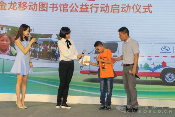 “金龙移动图书馆”首位捐赠者向瑞金学生代表捐书.jpg
