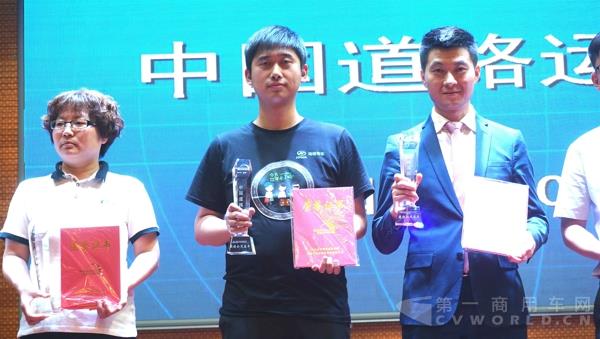 苏州金龙海格客车代表（中间）登台领奖.jpg