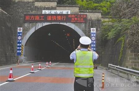 京昆高速分水岭隧道口刚刚安装好的大型显示屏.jpg