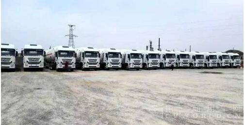 上汽红岩杰狮危化品运输车陕北交车2.jpg