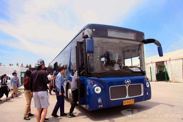 游玩上海迪士尼的游客正乘坐海格客车.jpg