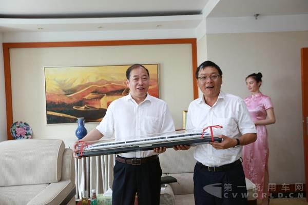 2中车株洲所总经理李东林赠送高铁车模.jpg
