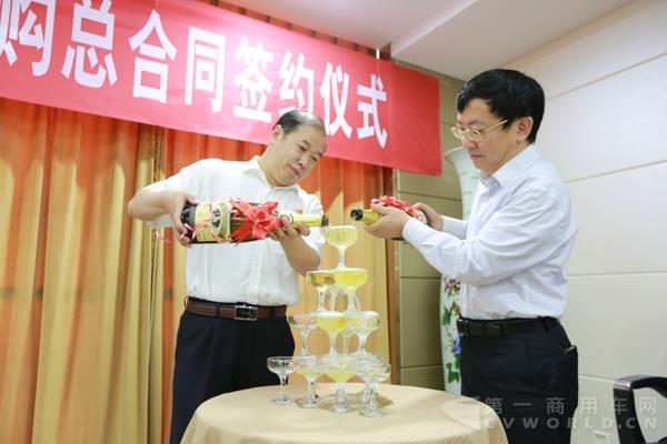 中车时代电动董事长兼总经理申宇翔与奇瑞万达总经理王雨臣共同庆祝签约仪式全满完成.jpg