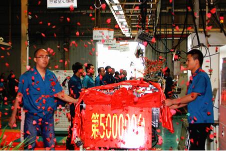 中国重汽变速箱部第50万台变速箱总成隆重下线.jpg