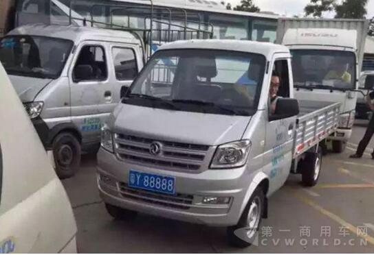 2万货车挂百万豪牌.jpg
