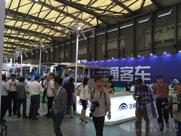 上海客车展宇通展台人头攒动.jpg