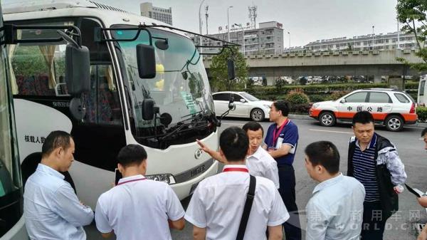 驾培论坛嘉宾参观海格“罗卡”新能源车.jpg