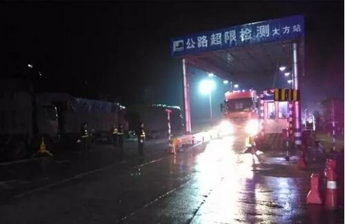 交警路政为啥不统一 执行法规各不同5.jpg