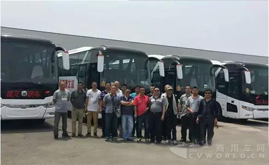 　　客户在中通客车前留影2.jpg