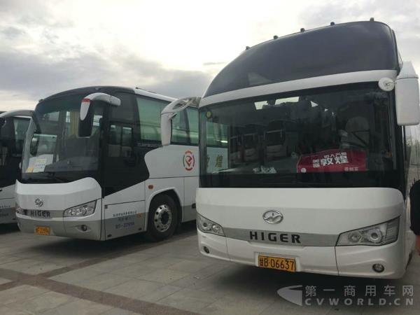 接待游客去莫高窟的海格旅游车 (2).jpg