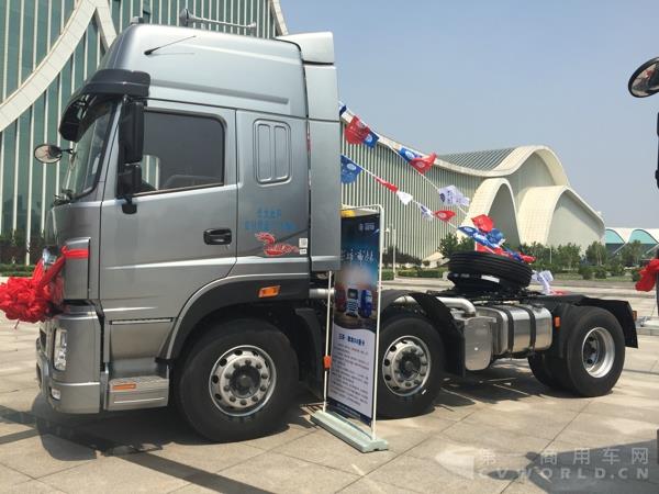 现场展示的御龙S8 6X2牵引车外观及内饰 (5).jpg
