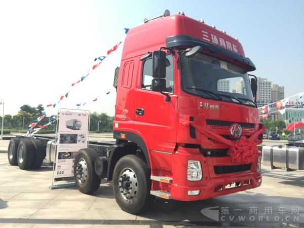 现场展示的御龙S8 8X4载货车外观及内饰 (13).jpg