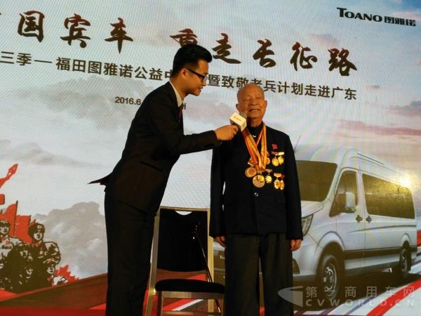 邝耀水在台上讲话.jpg