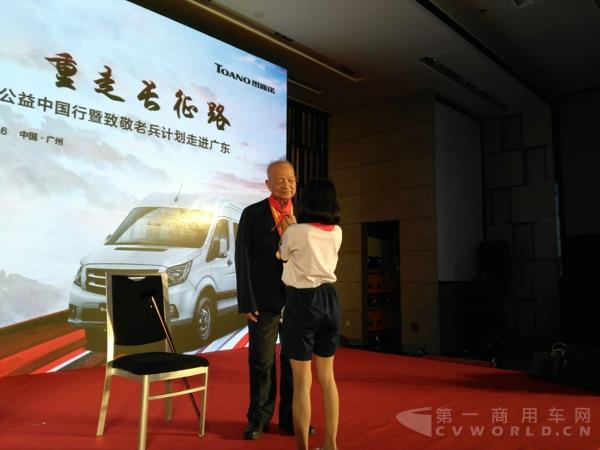 学生代表为邝耀水戴红领巾.jpg