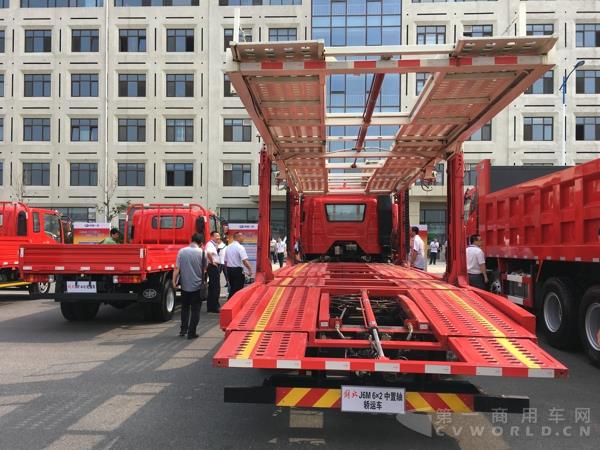 解放J6M 6×2 中置轴轿运车4.jpg