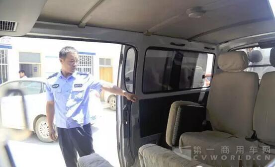 非法改装校车.jpg